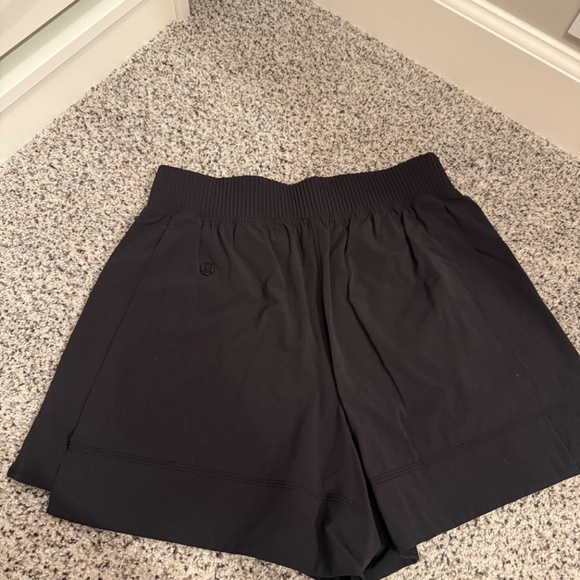 Stretch woven Lululemon shorts - Picture 2 of 5